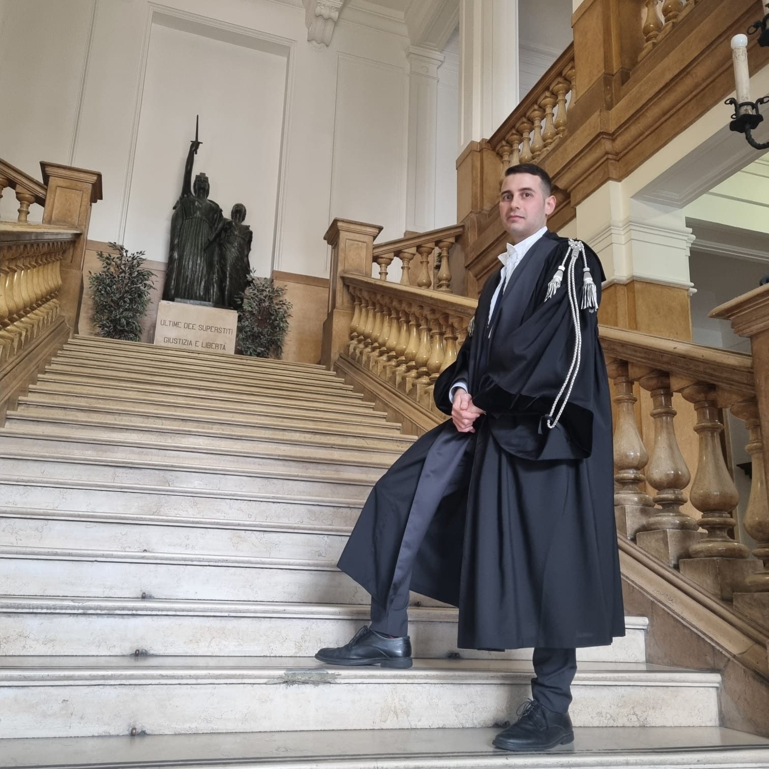 L’avvocato Francesco Ranieri in toga sullo scalone di un palazzo di giustizia